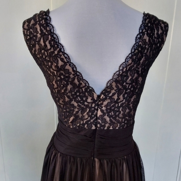 London Times Black Lace‎ and Tulle with nude underlay V Neck both sides - Picture 9 of 16